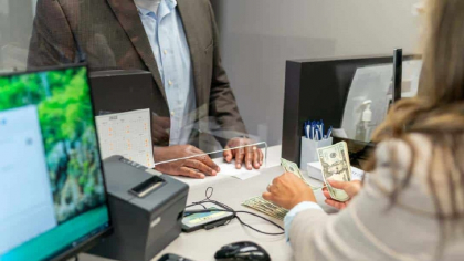 Cine sunt fericiții beneficiari ai salariului minim crescut începând de azi, 1 mai 2025