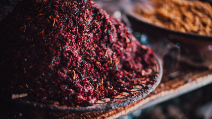 Sumac – Condimentul roșu cu savoare orientală și beneficii surprinzătoare
