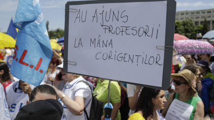 Haos în învăţământ, profesorii continuă protestele şi ameninţă cu boicotarea începutului de an şcolar. Ministrul David, întâlnire de urgenţă cu premierul Bolojan