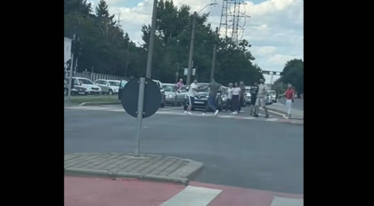 Bătaie între doi tineri pe trecerea de pietoni, în Timișoara. Poliția încearcă să dea de urma bătăușilor