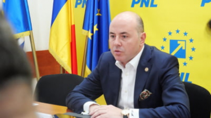"AUR vrea să transforme România într-o fortăreață a intoleranței", acuză un lider liberal. "Când un parlamentar ca Dan Tanașă seamănă ură online, unii îi culeg roadele cu pumnii în lumea reală"