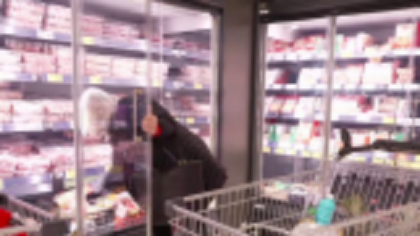 SONDAJ PwC: Mai mult de jumătate dintre români se tem de pesticidele din alimente, dar și de mâncarea ultraprocesată