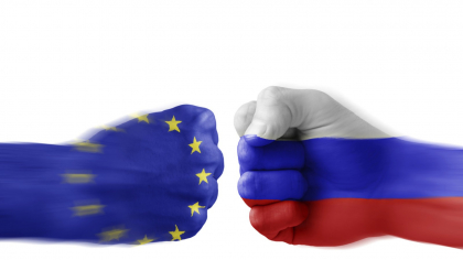 Democrația nu se apără strigând ”război hibrid, Rusia”