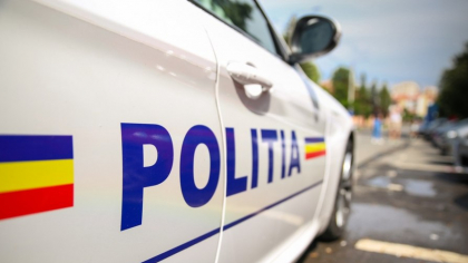 Scandal între vecini terminat cu polițiști agresați și bărbați arestați pentru ultraj. O autospecială de poliție a fost avariată