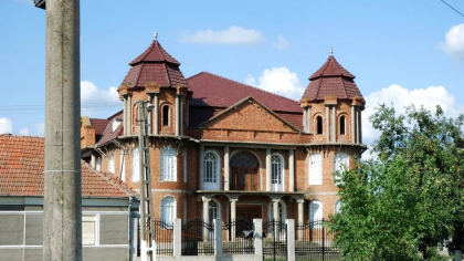 Luxul ascuns al palatelor romilor construite după ’90: «Moartea lui Ceaușescu nu a schimbat mare lucru»