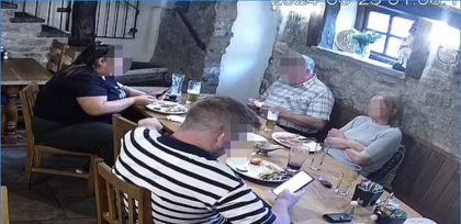 Familie acuzată pe nedrept că a fugit fără să plătească  consumația la restaurant. Ce despăgubire au primit