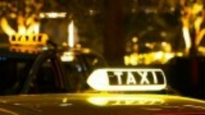 Turist de 90 de ani, înșelat de un taximetrist român la aeroport. A plătit aproape 400 de euro pentru o cursă până la hotel