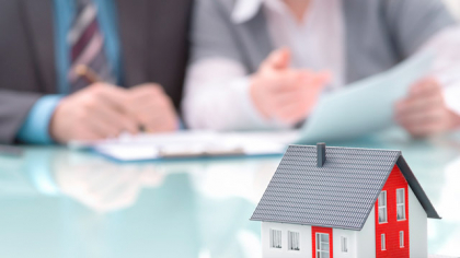 Băncile încep să vină cu oferte cu dobândă fixă şi la creditul Noua Casă, după ce au lansat oferte cu dobândă fixă la ipotecarele standard. Întrebarea este: cât de avantajos este să iei acum credite cu dobândă fixă la nivelurile ridicate de ă din prezent? Trebuie să mai aştepţi? Când vor scădea dobânzile?