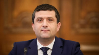 O nouă moțiune AUR este dezbătută astăzi. Partidul lui Simion vrea să-l demită pe ministrul Economiei, căruia îi aduce mai multe acuzații