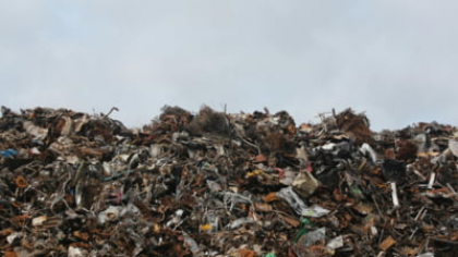 O femeie a fost surprinsă de jandarmi în timp ce ardea deșeuri pe câmp, în apropierea unei magistrale de gaz. A primit o amendă uriașă