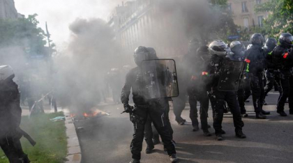Sute de mii de oameni protestează în Franța. În unele orașe protestele au devenit violente