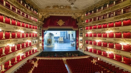 Un teatru celebru din Milano interzice accesul în pantaloni scurți și tricouri fără mâneci. Ce riscă spectatorii care ignoră regula