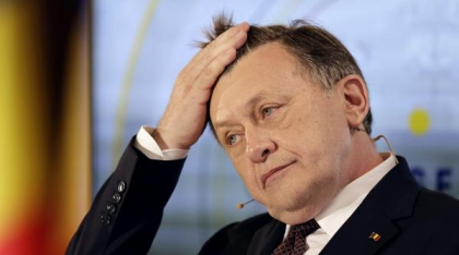 Crin Antonescu ar tăia la jumătate salariile demnitarilor, în caz de criză economică: „Exclud creșterea taxelor”