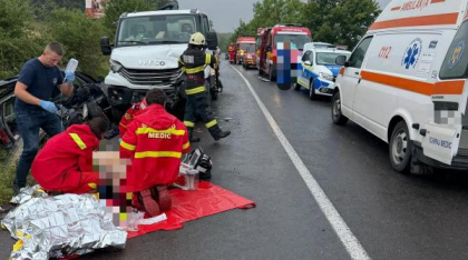 Accident cumplit între o mașină și o dubă