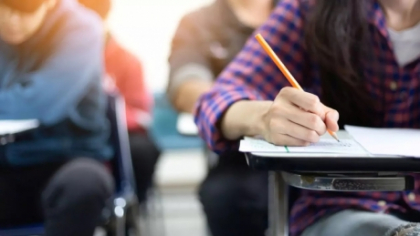 Incident violent la o facultate din Cluj: Un candidat în uniformă de polițist a agresat supraveghetorul după ce a fost prins cu smartwatch la examen