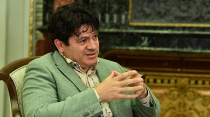 Stelian Bujduveanu îi acordă titlul de Cetăţean de Onoare al Municipiului Bucureşti dirijorului Cristian Măcelaru