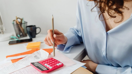 Impredictibilitatea economică și creșterea taxelor pun presiune pe industria serviciilor pentru afaceri, arată o analiză făcută de specialiști