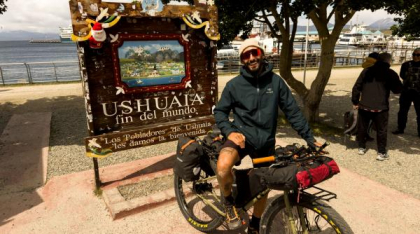 14.000 de kilometri spre sine. Povestea lui Denis, fotograful care a plecat cu bicicleta în lume după ce și-a pierdut mama și iubita