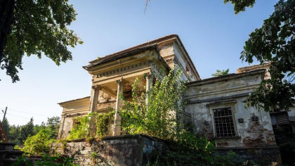 Conacul lăsat în uitare. A fost construit în secolul al XIX-lea era și o bijuterie arhitecurală fără pereche. Azi, o ruină