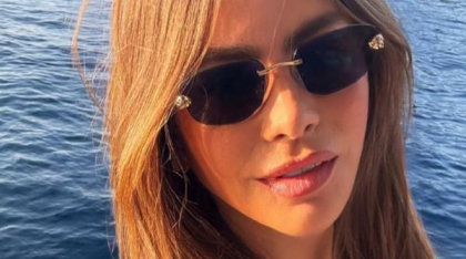 Sofia Vergara apare aproape goală, doar în tanga, în timp se bronzează la soare în Ibiza de „Ziua Internațională a Bikiniului”