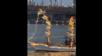 Momentul în care o navă-școală a Marinei Mexicane se izbește de podul Brooklyn din New York. Cel puțin 22 de persoane au fost rănite