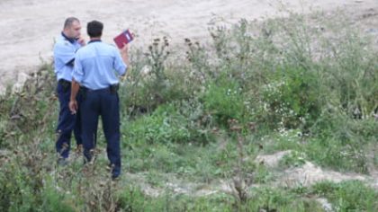 Cadavru descoperit pe un câmp din Constanţa. Polițiștii încearcă să afle identitatea victimei şi modul în care şi-a pierdut viaţa