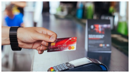 Cum sunt furați românii când plătesc cu cardul la POS. Ce trebuie să aibă în vedere pentru a nu rămâne fără bani