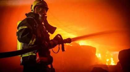 Acoperișul unui bloc din Slatina a luat foc. Zeci de pompieri, trimiși în misiune