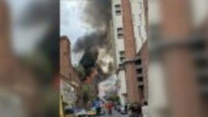 Incendiu de proporții la o clădire din Manchester: „Pot vedea nori uriași de fum negru chiar de la apartamentul meu.” VIDEO
