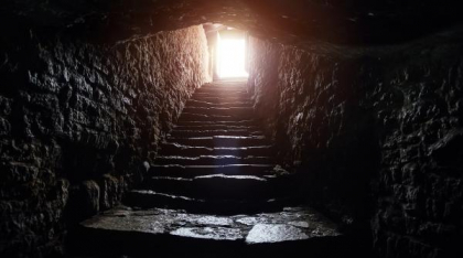 O criptă funerară veche de 400 de ani, plină de secrete, a fost descoperită într-o biserică părăsită din Franța