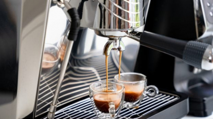 Preţul cafelei i-a trimis pe români acasă: tot mai mulţi îşi prepară singuri cafeaua, în timp ce micile cafenele dispar