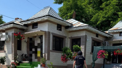 Percheziții de amploare în Vrancea, la cămătari. Percepeau dobânzi de 50% pentru sumele împrumutate și apoi recurgeau la șantaj