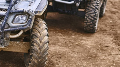 Un tânăr pe ATV s-a izbit de un copac de pe trotuar, după ce a încercat să scape de traficul din Cluj-Napoca: „A vrut el să fie șmecher!”