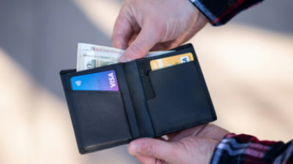 Portofelul ar putea avertiza asupra demenței cu un deceniu înainte de diagnostic