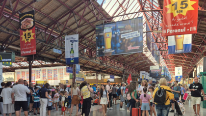 În ce ţară trăim! Un simbol al neputinţei de a întreţine. Gara de Nord din Bucureşti, un loc prins între reclame la alcool şi sucuri pline de zahăr, un bazar improvizat, oameni ai străzii care dorm pe scaunele puţine şi un amestec de mirosuri greu de suportat