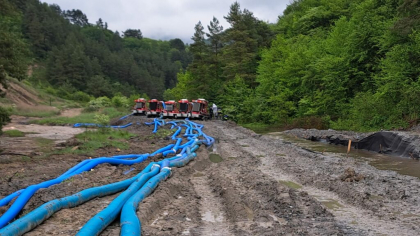 Trei excavatoare intervin la Salina Praid, pentru astuparea sufoziunilor apărute