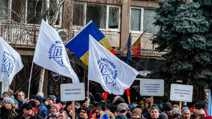 Austeritatea scoate oamenii în stradă. Profesorii și cadrele medicale protestează în fața Parlamentului