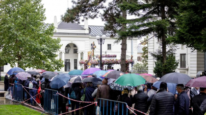 A început pelerinajul de Sfânta Parascheva. Mii de oameni stau la rând în ploaie pentru a se închina la moaşte, la Iași
