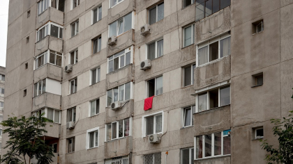 Povara financiară care cade pe umerii proprietarilor de locuințe construite înainte de 1990. Mulți vor avea nevoie de împrumuturi la bănci ca să remedieze problemele din case
