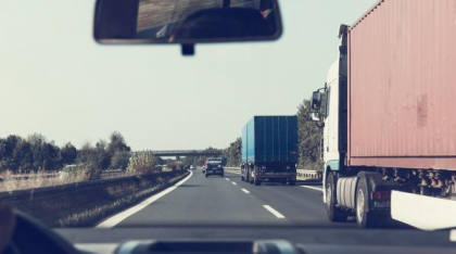 Transportatorii acuză Guvernul Bolojan de „lovitură devastatoare” pentru economie: noi taxe rutiere uriaşe de la 1 iulie 2026