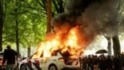 Poliţia olandeză a folosit un tun cu apă împotriva unor protestatari anti-imigraţie. GALERIE FOTO &amp; VIDEO
