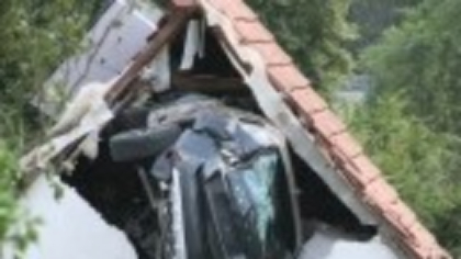 Accident bizar. O mașină a fost catapultată într-un acoperiș, după ce a lovit un copil aflat pe o trambulină, în Germania