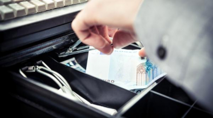 Detaliul care l-a dat de gol pe un român din Italia care a încercat să jefuiască un supermarket
