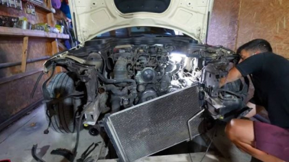 Un român a demontat motorul unui Mercedes, fost taxi în Germania, cu 550.000 de km: „Un strigăt de ajutor pentru a fi salvat”