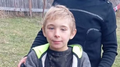 Un băiat de 7 ani din Bicaz-Chei, dispărut într-o pădure, a supraviețuit o noapte întreagă de unul singur. A doua zi, a fost adus acasă