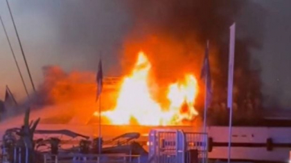 Momentul în care un iaht de lux care se putea închiria cu 80.000 de euro pe săptămână arde în Saint Tropez
