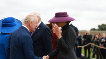 Gluma cu care regele Charles a spart gheața cu Melania Trump, dezvăluită de un expert în citirea buzelor