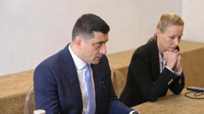 George Simion insultă din nou Franța: „În 20 de ani va fi califat”. Nepoata lui Marine le Pen a plecat, jenată, de la conferință