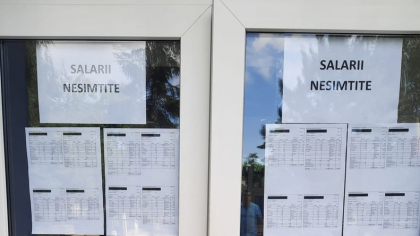 Au început protestele și la Administrația Națională a Apelor Române. Angajații și-au pus salariile considerate „nesimțite” pe ușile instituției