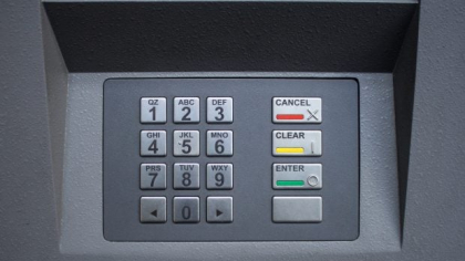Când se folosește butonul roșu de pe bancomat: „Din motive de securitate, bancomatele eliberează mai întâi cardul”